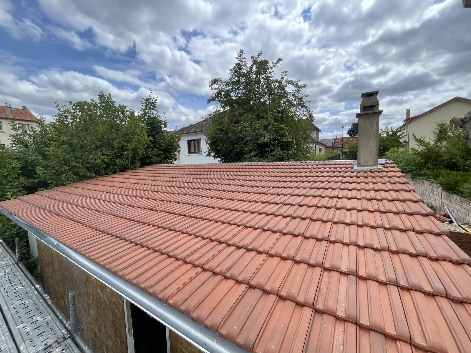 Réalisation : Toiture en tuiles neuve avec souche de cheminée — Toiture tuile