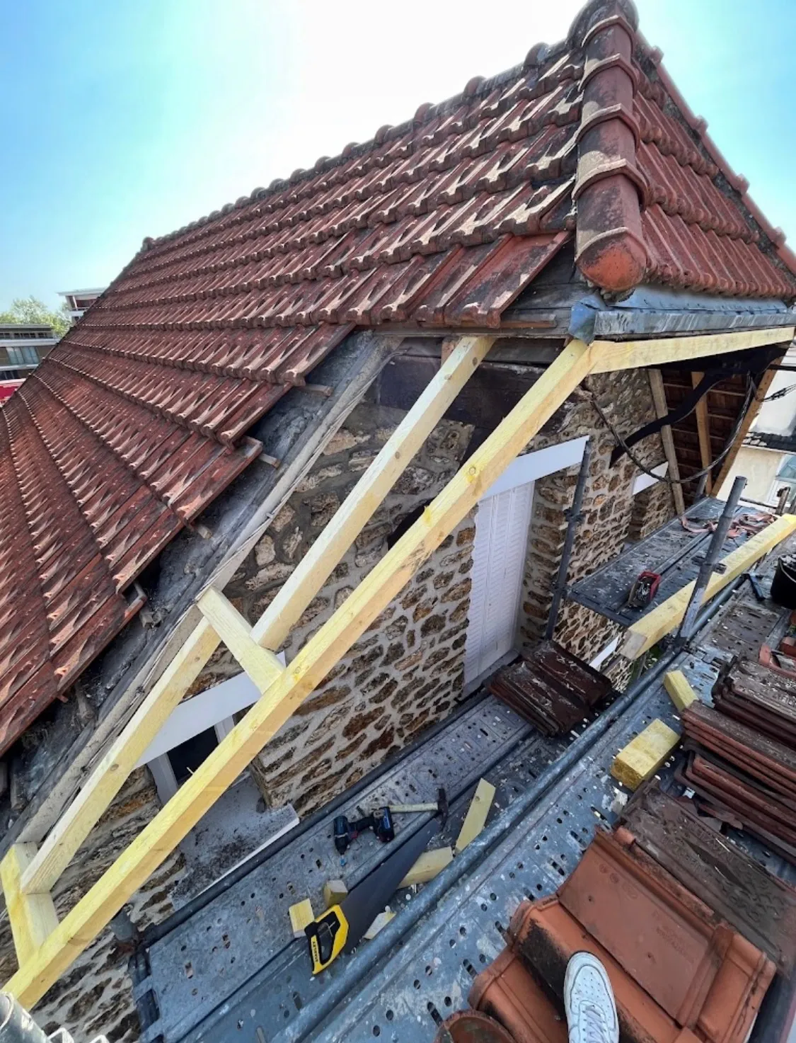 Réalisation : Réfection de toiture en tuiles sur mur en pierre — Toiture tuile