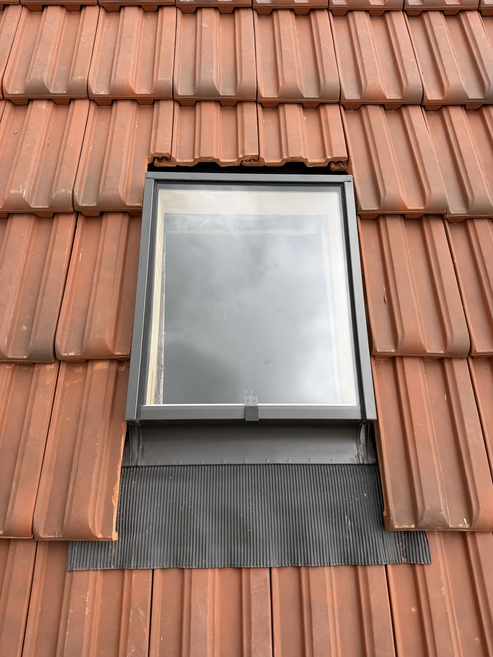 Réalisation : Pose de fenêtre de toit sur couverture en tuiles — Toiture tuile