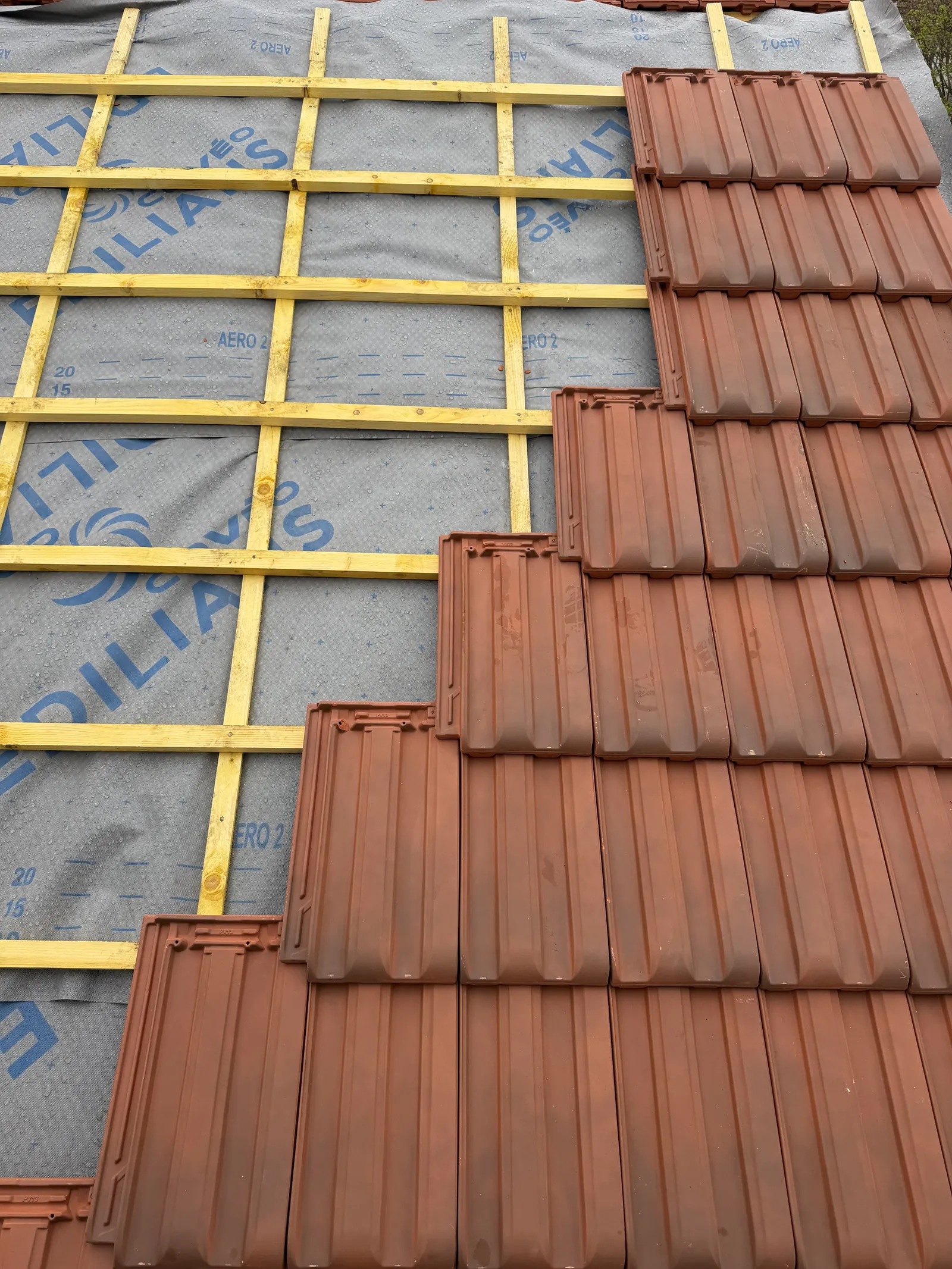 Réalisation : Pose de tuiles sur liteaux et écran sous-toiture — Toiture tuile