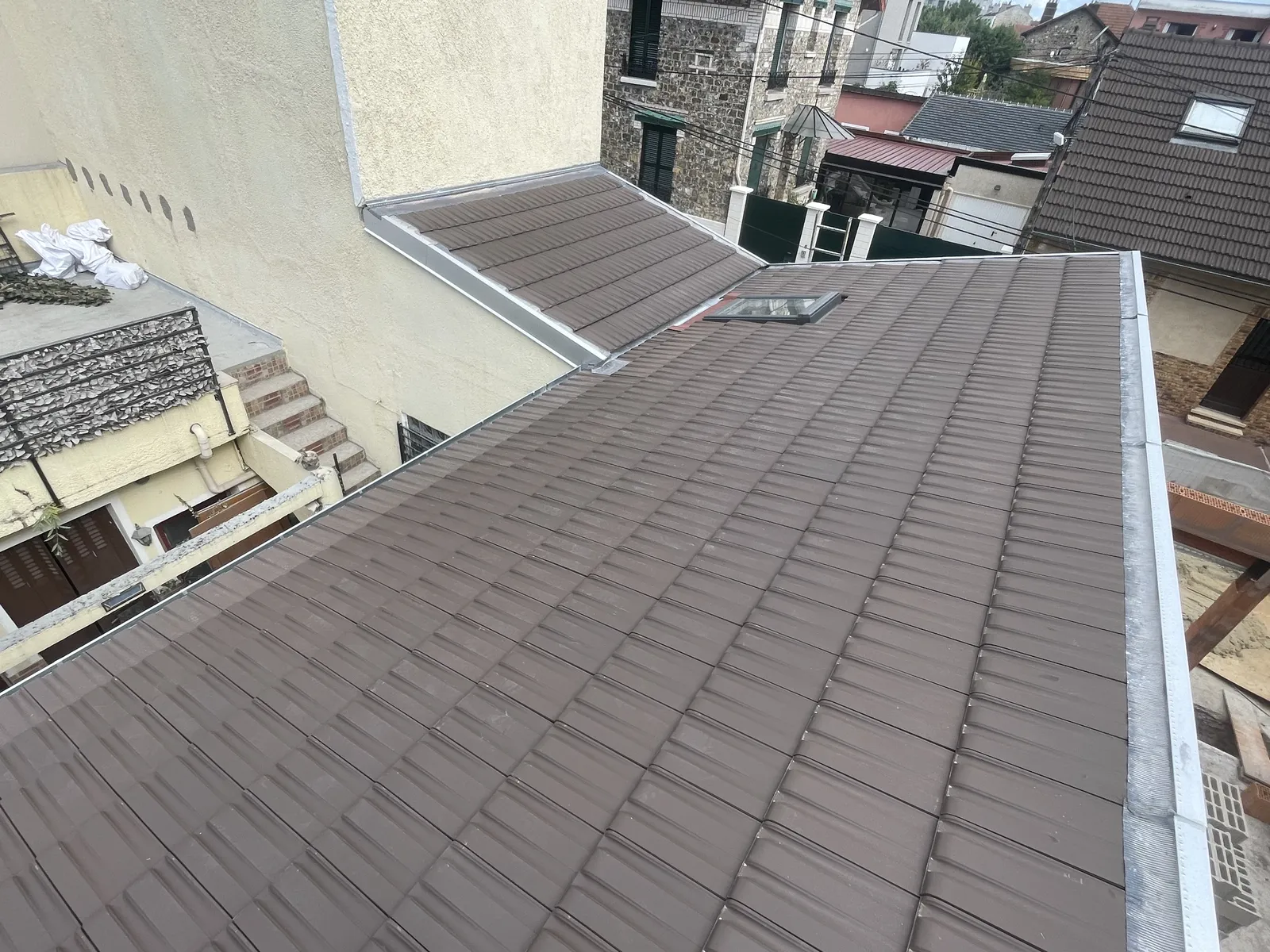 Réalisation : Toiture en tuiles plates rénovée, faîtage et rives zinc — Toiture tuile